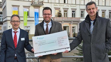 Zur Obergabe der Weihnachtsspende der Rehaklinik Am Kurpark trafen sich Nicolas Sauer von der Max Armbrecht Leukämiehilfe (Mitte), Privatdozent Dr. Andreas Willer, Chefarzt der Rehaklinik (links) und Holger Metz, Kaufmännischer Leiter (rechts).